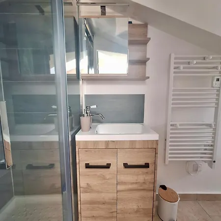 Lofty Hideout With 2 Bedrooms * 尼斯